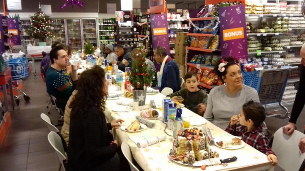 Supermarktmedewerkers Ommoord trakteren cliënten Voedselbank op
