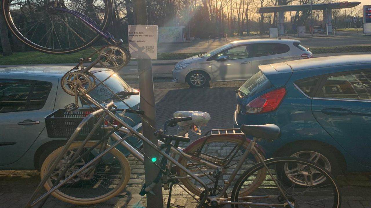 Er staat een hele bijzondere fiets bij het Vroesenpark