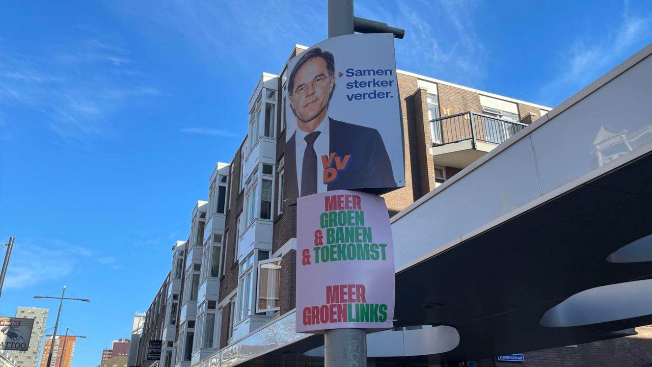 Rotterdammers bekladden VVD-verkiezingsposters van Rutte die in de stad hangen