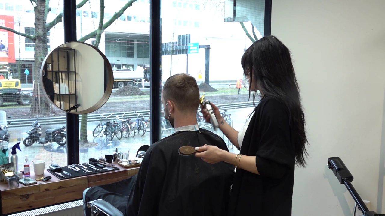 Amber is de eerste vrouwelijke barbier in Rotterdam