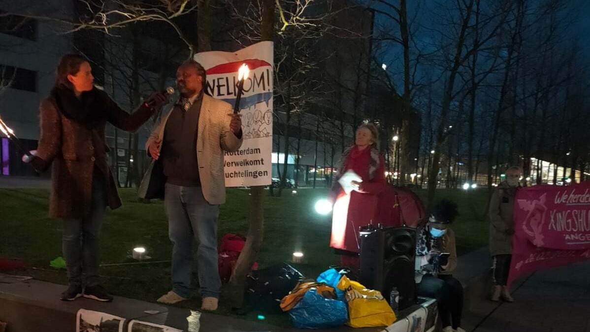 Rotterdam houdt met brandende fakkel een 'wake' voor een humaner asielbeleid