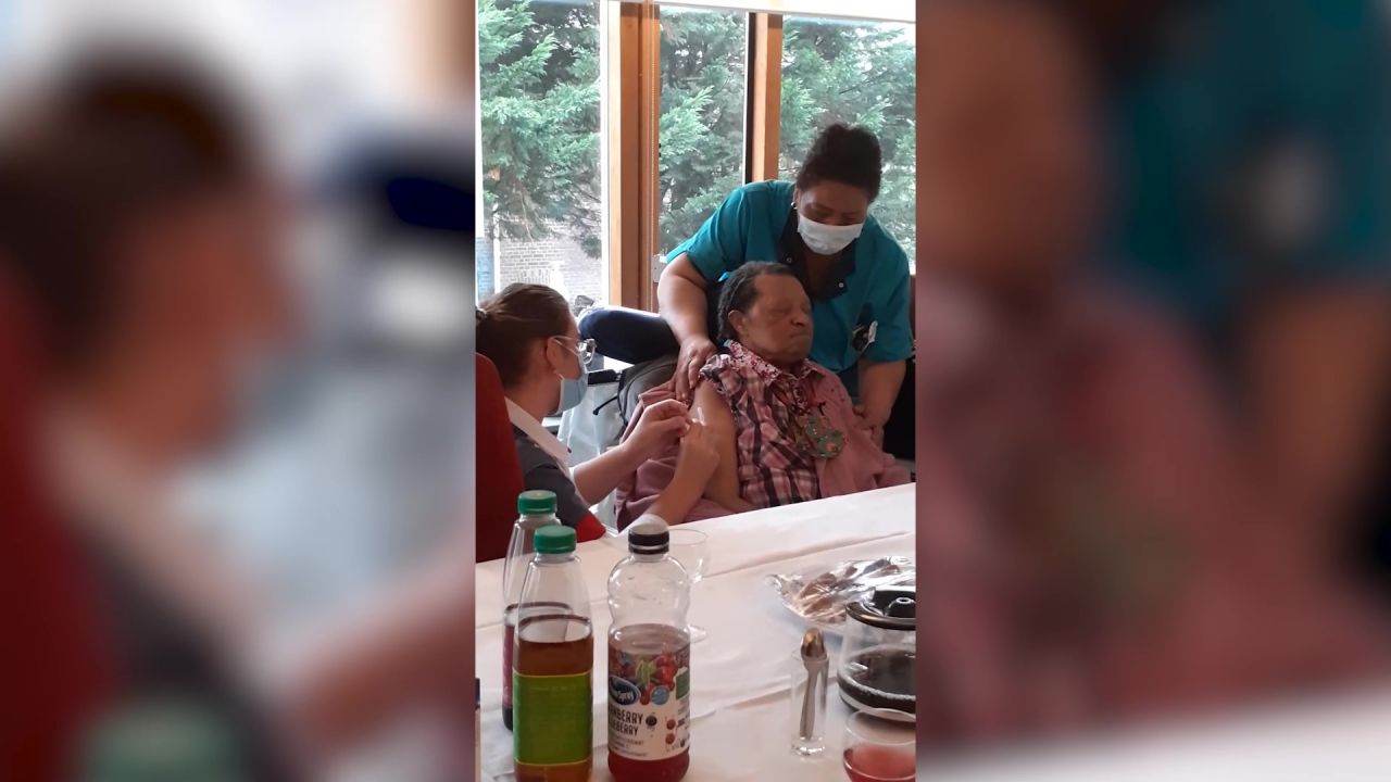 Juliana Pikei van 73 heeft onlangs tweede corona vaccinatie gehad