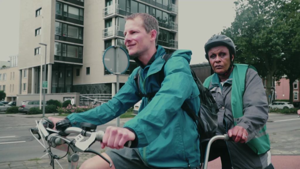 Tandemclub Rotterdam laat mensen met een visuele beperking weer fietsen