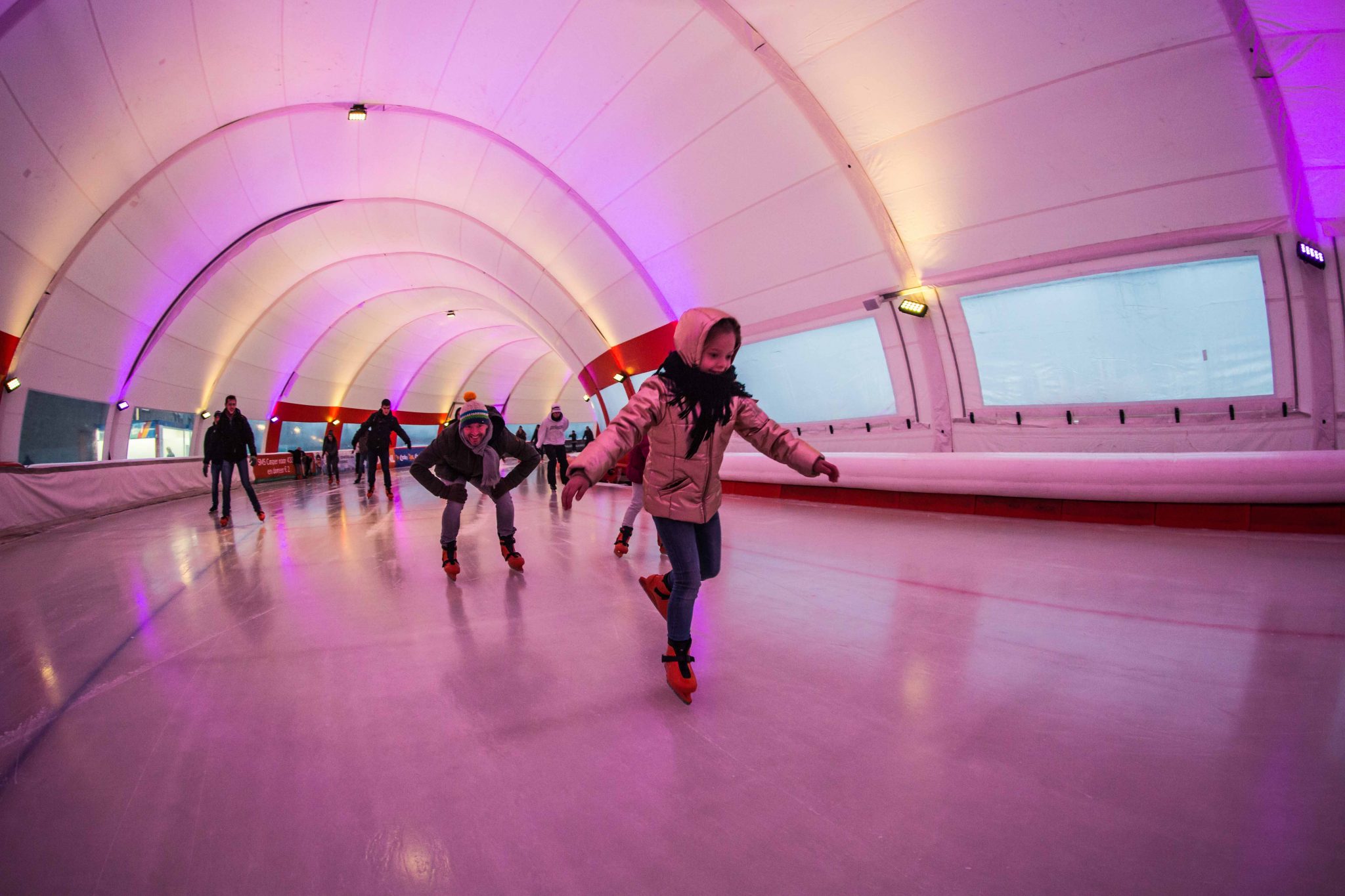 De schaatsen kunnen uit het vet De Rotterdamse Schaatsbaan gaat bijna