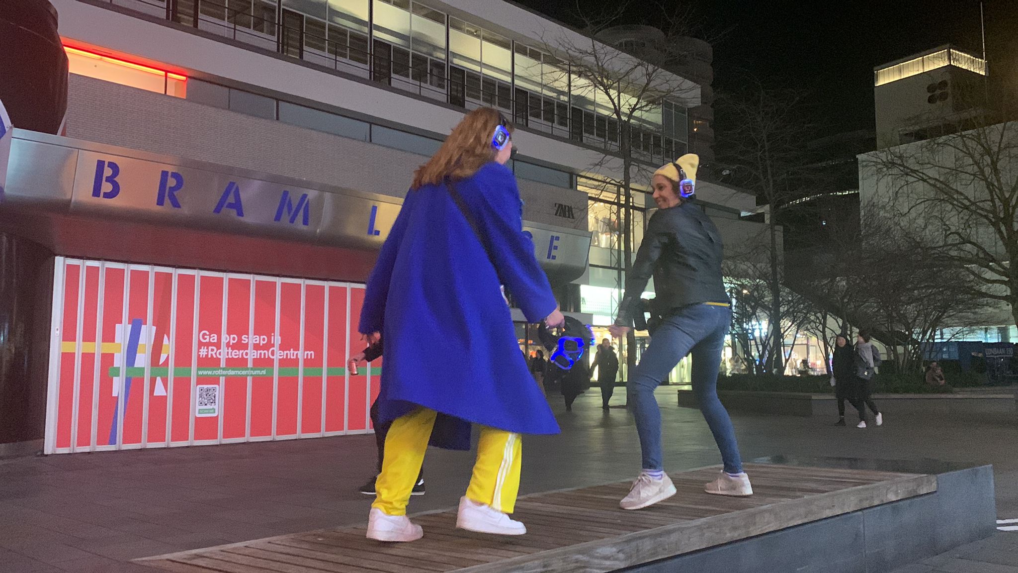 vloeistof onkruid Illustreren Dansende Rotterdammers halen met silent disco bijna 1000 euro op voor  OekraÏne - OPEN Rotterdam