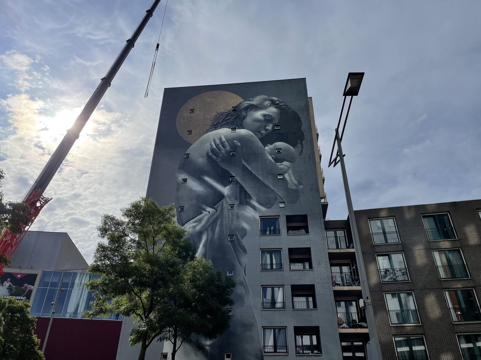 Levensgroot kunstwerk voor KWF aan de voet van de Erasmusbrug - OPEN