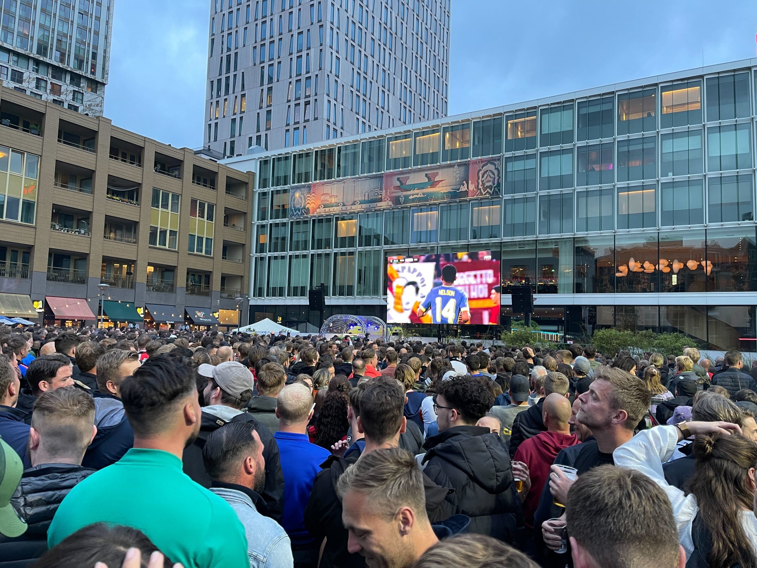 Wel of kijken naar WK in op grote 'Dat zijn heel heftige beslissingen' - OPEN Rotterdam