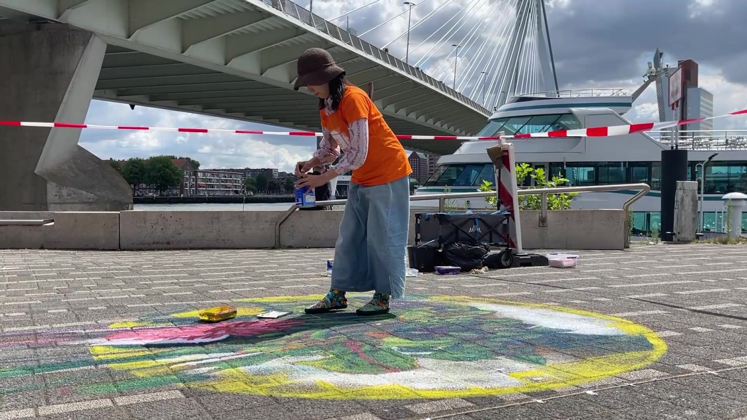 Kunst ligt op straat in Rotterdam tijdens eerste World Street Painting Festival 2022 OPEN