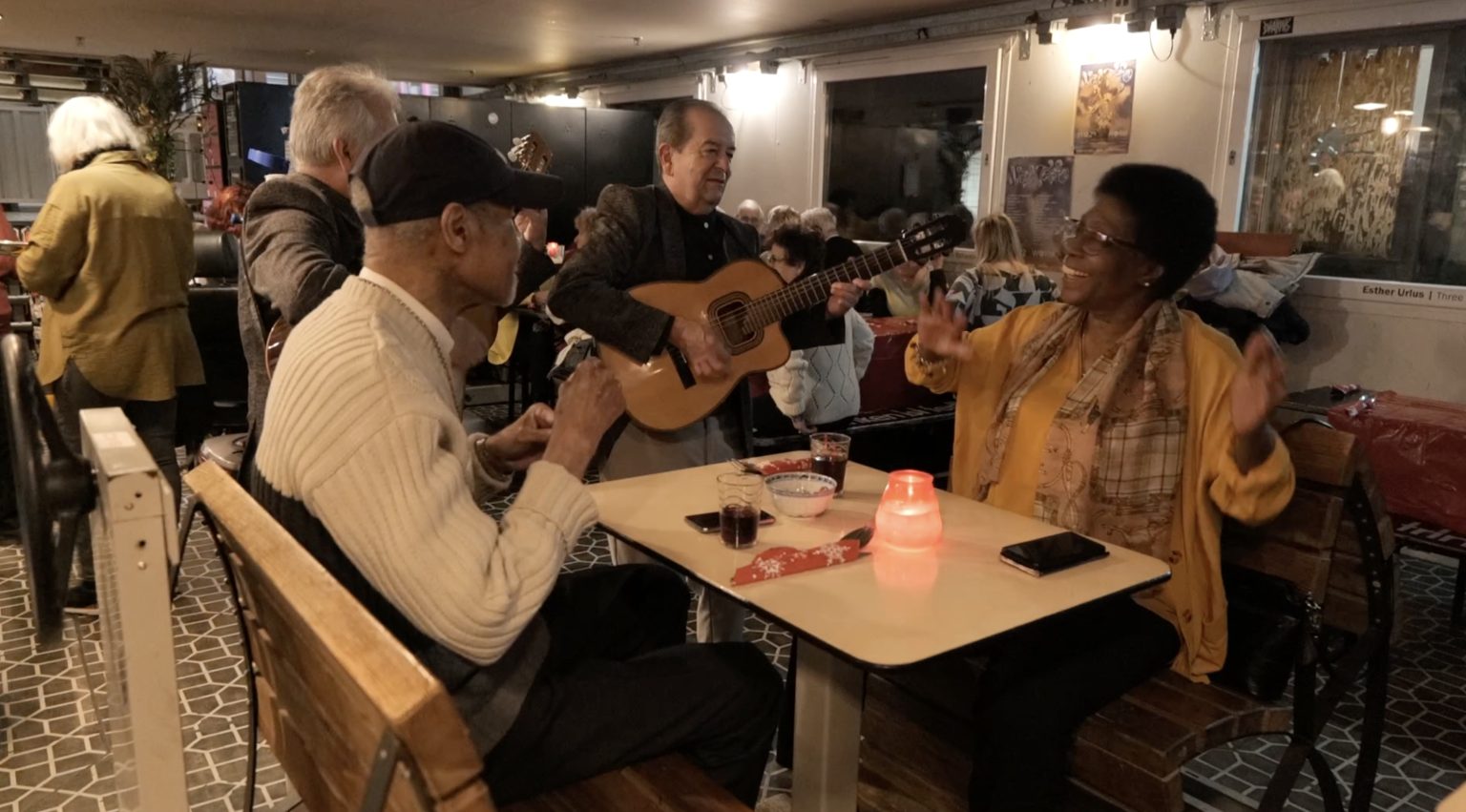 Smullen en swingen tijdens kerstdiner met livemuziek voor de bewoners