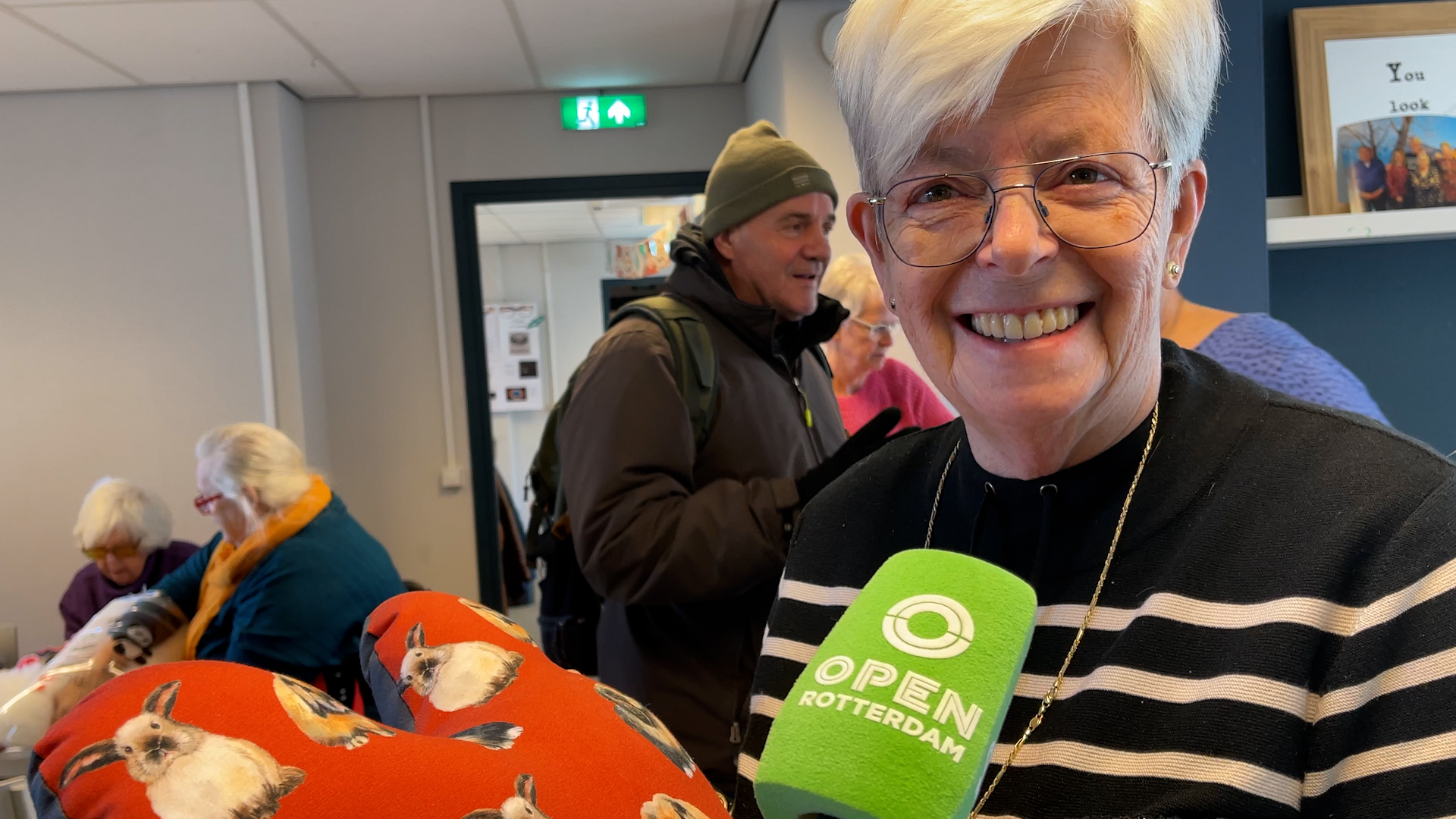 Dames van Hartenlief in Charlois maken kussenhartjes voor borstkankerpatiënten