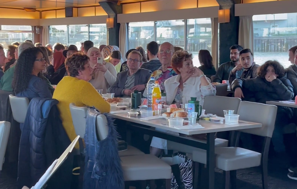 Meer dan 200 Rotterdammers genieten van iftar op de Rotterdamse wateren