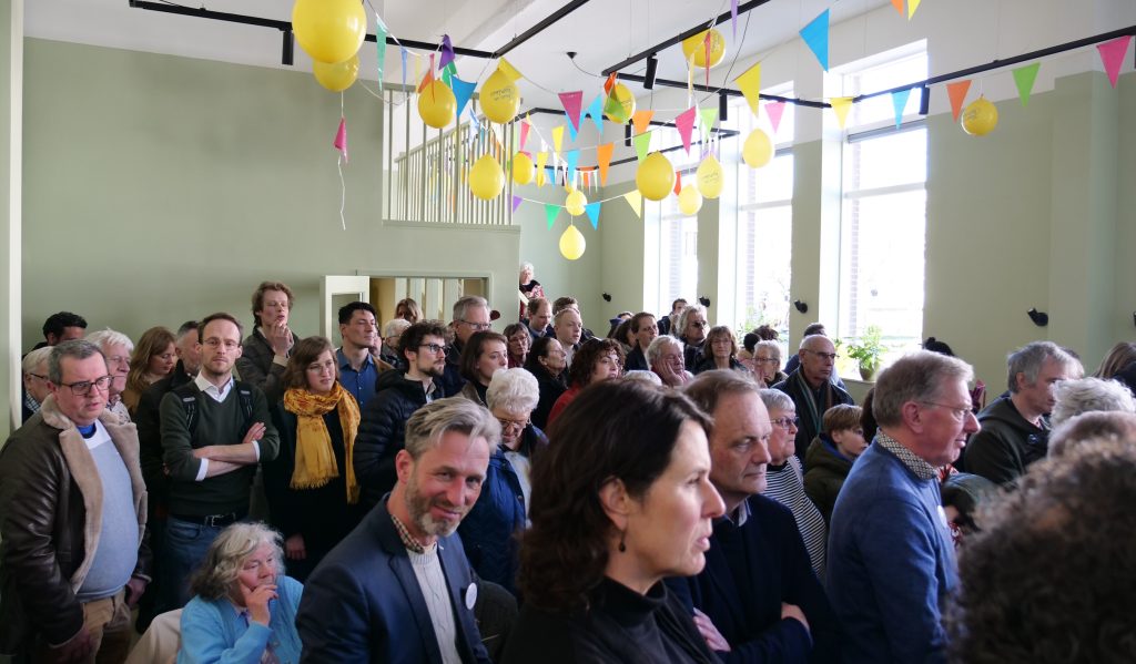 Thuis in Charlois feestelijk verhuisd naar eigen pand: ‘Om de wijk samen mooier te maken’