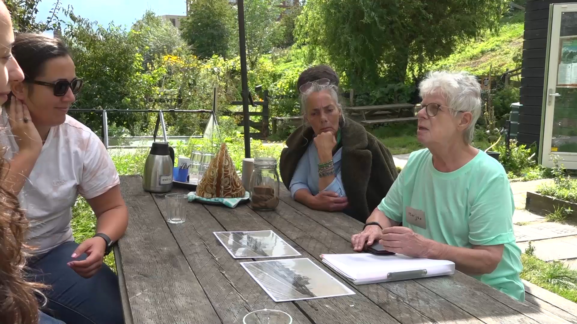 Bewoners Delfshaven halen herinneringen op bij het Dakpark in Oude Westen TV