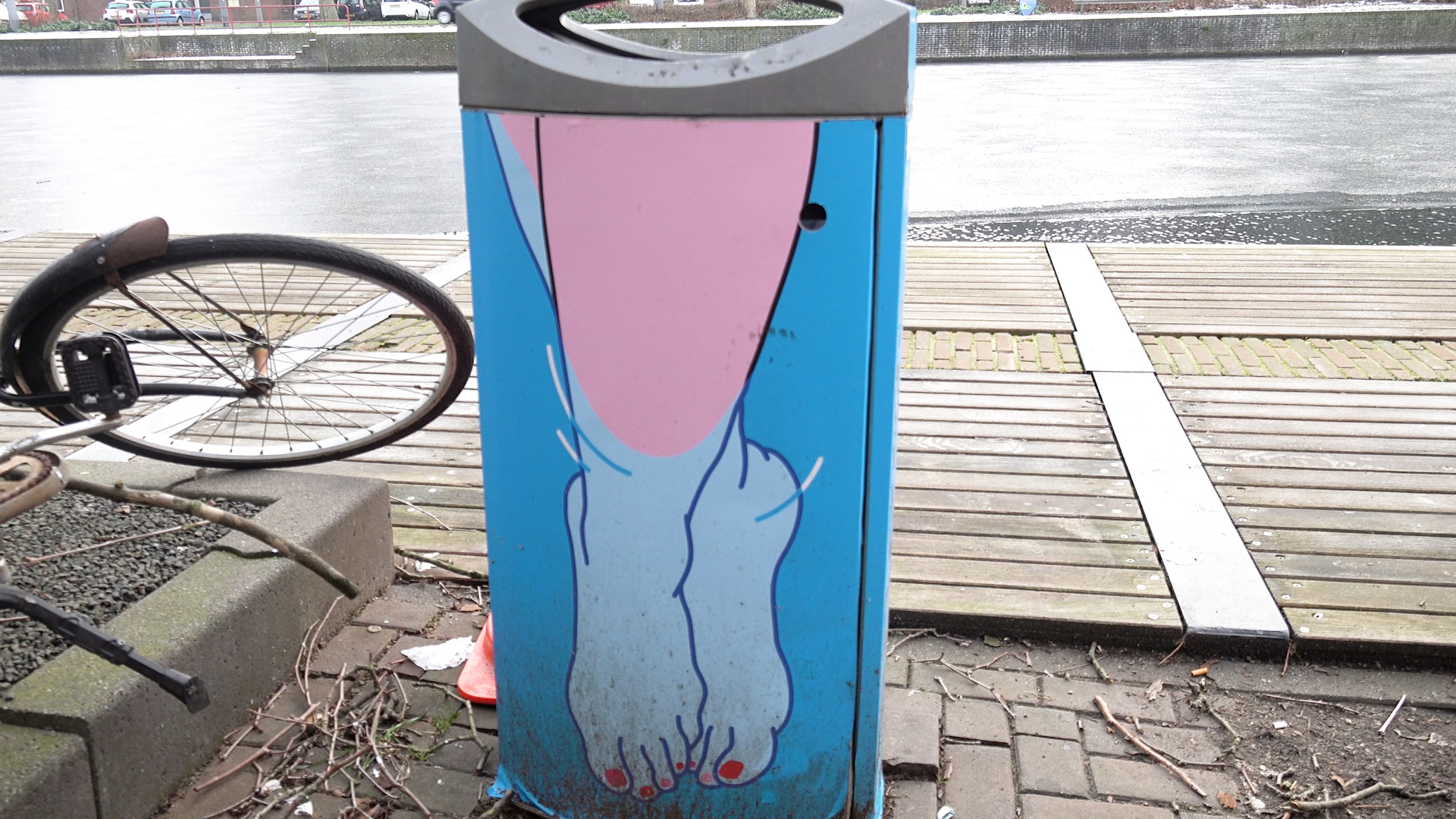 Kunstenaars leuken prullenbakken op zodat jij er iets sneller in gooit