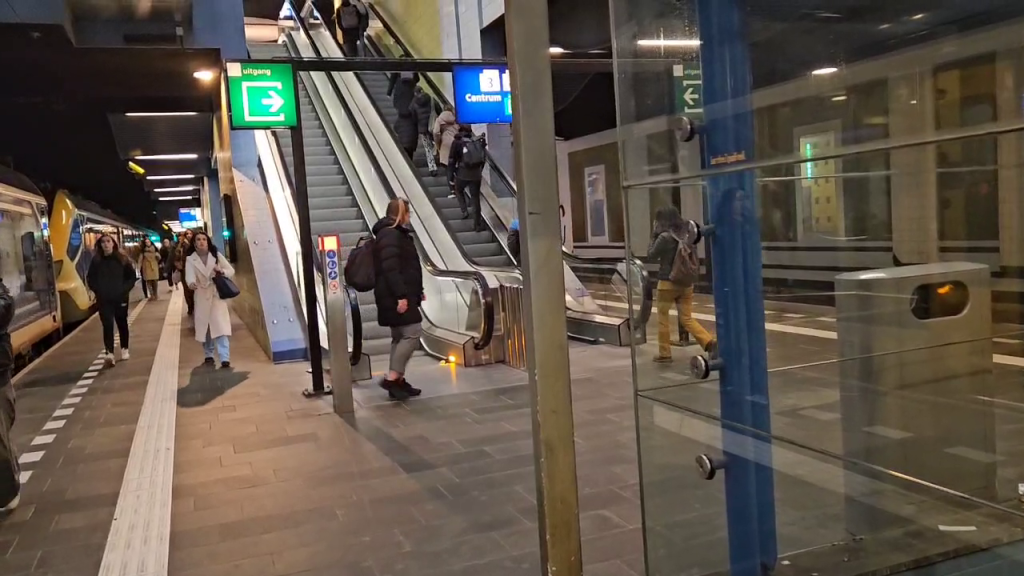 Roltrappen station Blaak al maandenlang defect: ProRail en NS weten van ...