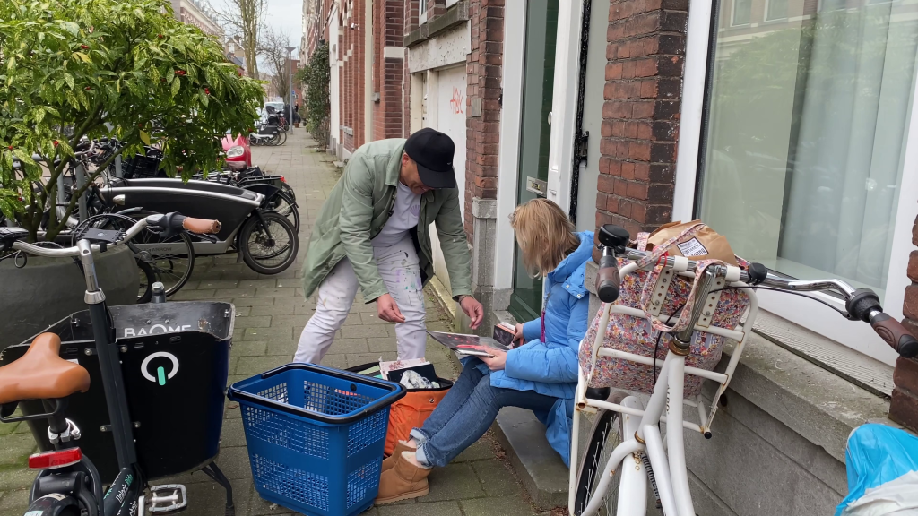 Orlando verkoopt kunst aan de deuren in Delfshaven