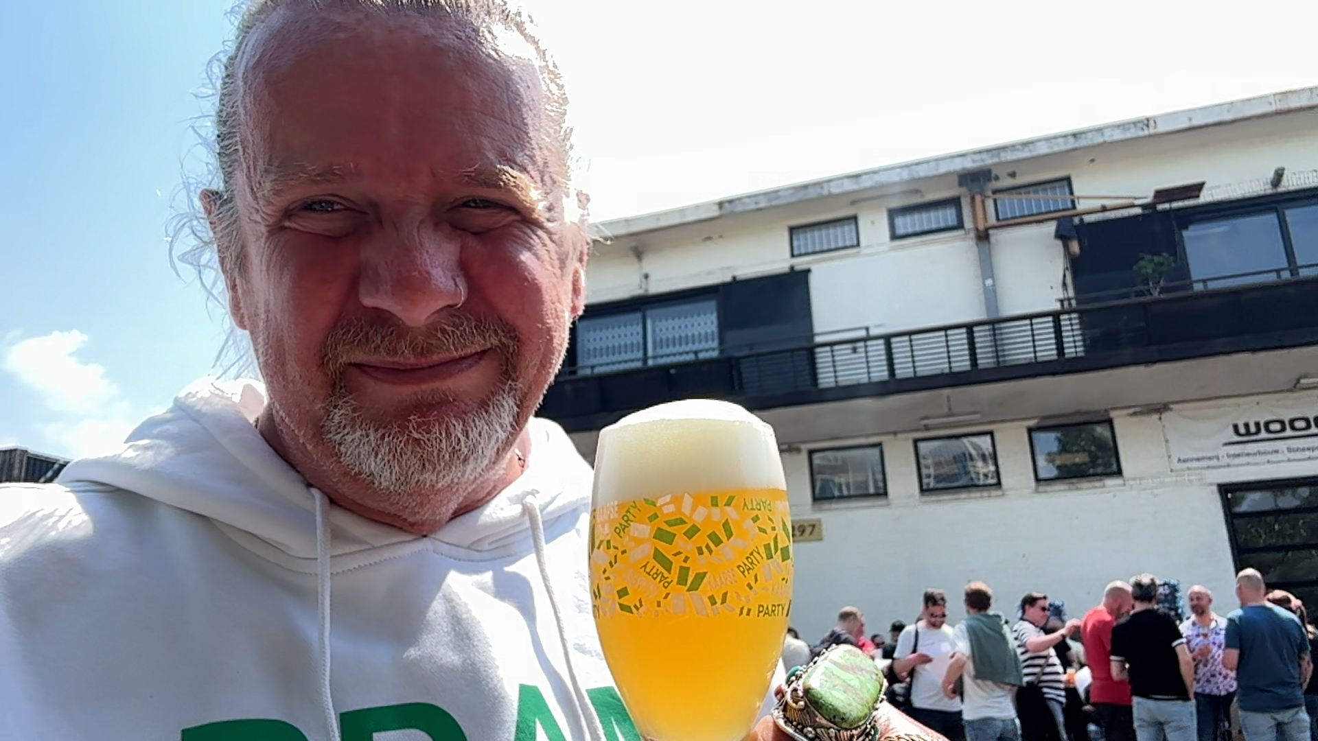 OPEN Vlogger Willem tikt een paar biertjes weg op Kaapse Bierfestival in Delfshaven