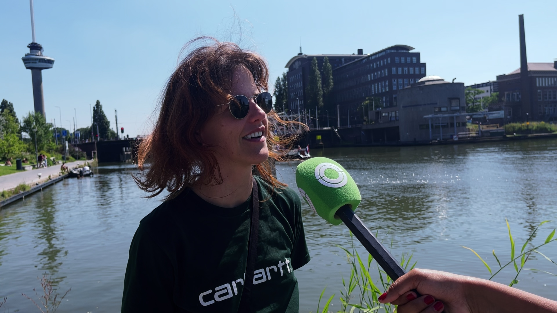 Rotterdammers zwemmen in de Coolhaven ondanks verbod: ‘Ik heb daar schijt aan’