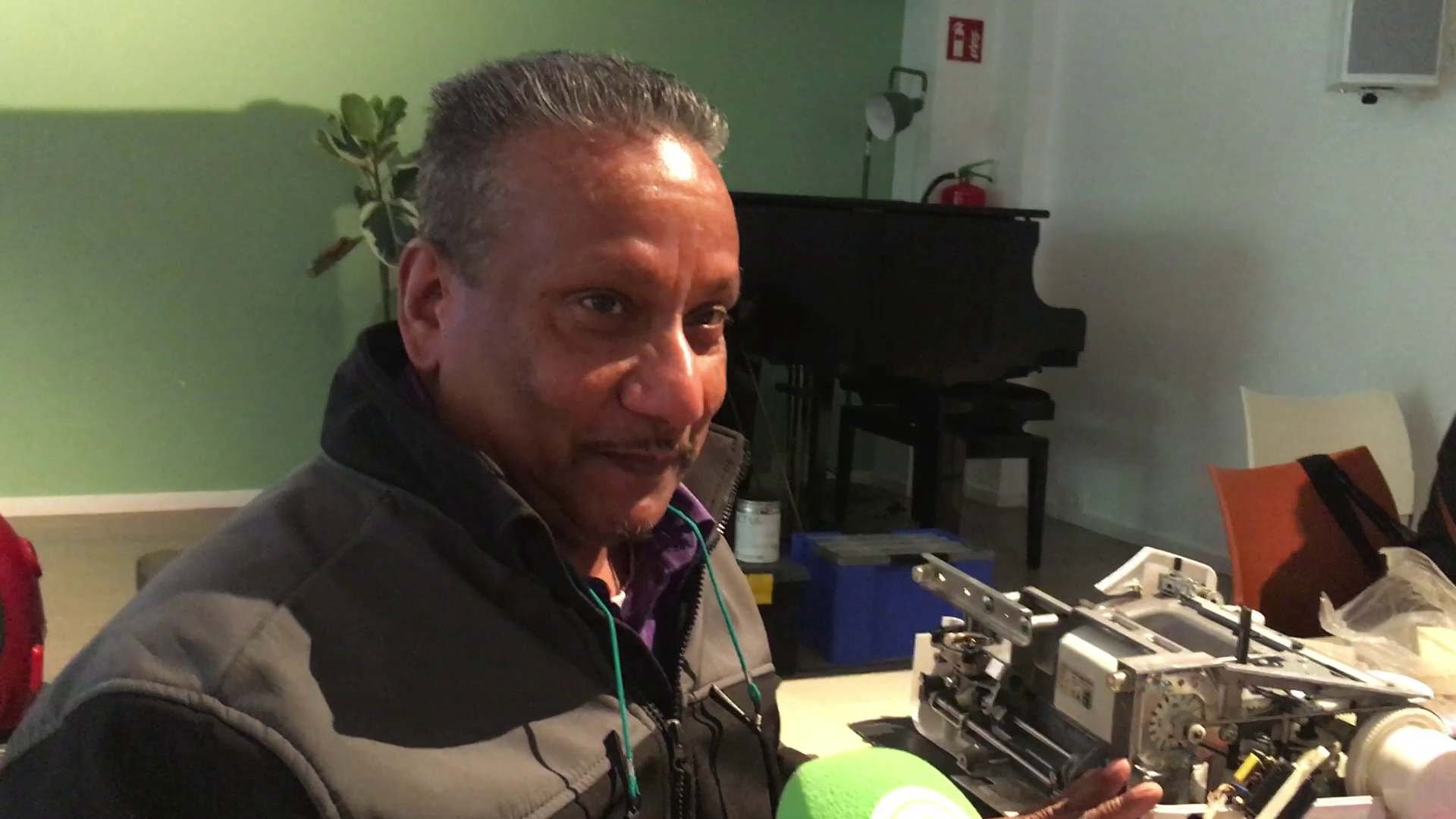 Vrijwilligers geven kapotte spullen een tweede leven in Repair Café in West