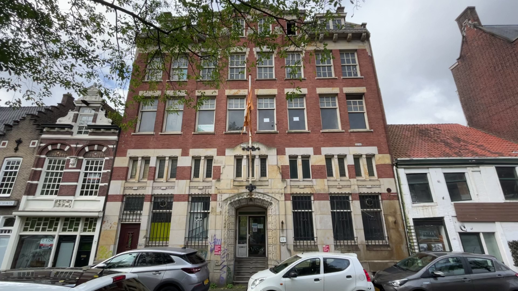 Krakers maken leegstaand pand op Havenstraat bewoonbaar: ‘Nu vooral opruimen en opschonen’