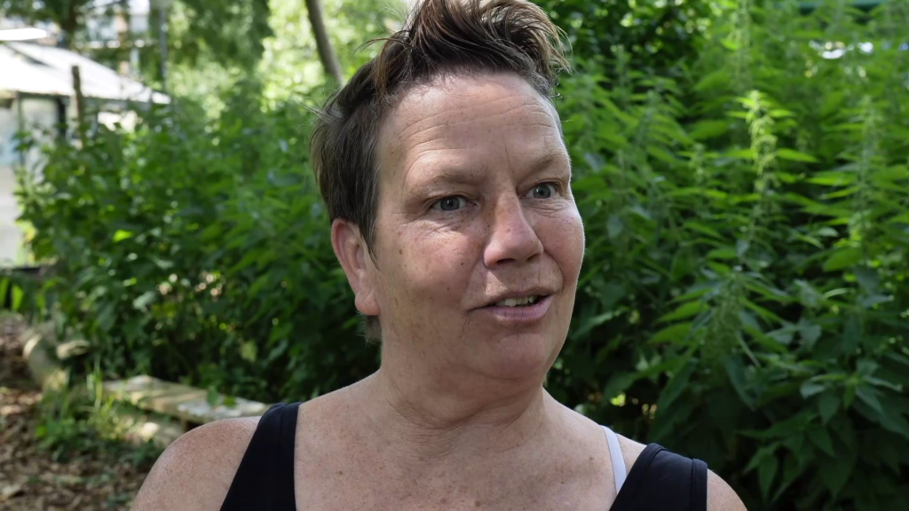 ‘Sociale Moestuinvrouw’ Marjolein verbindt IJsselmonde in buurttuin Oeverloos