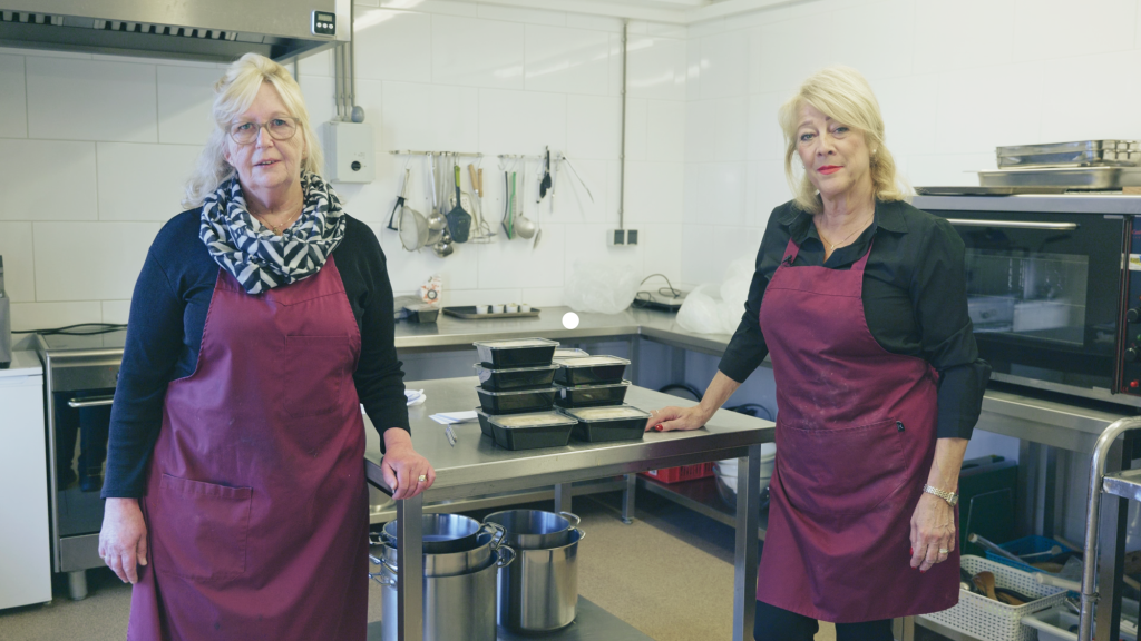 Thea Visser kookt honderd maaltijden voor buurtbewoners Overschie: ‘Een maal met een verhaal’