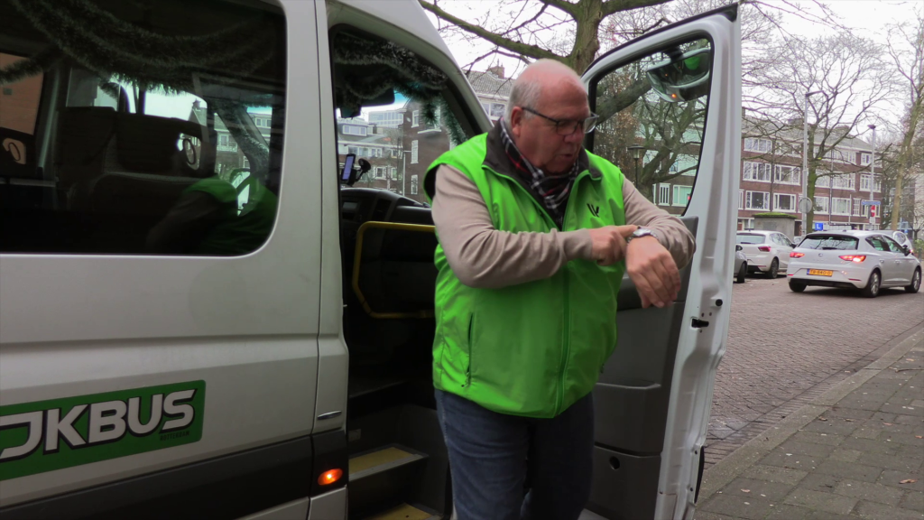 Chauffeur Leen laat 55-plussers in Mathenesse kennis maken met de wijkbus in Over Mathenesse