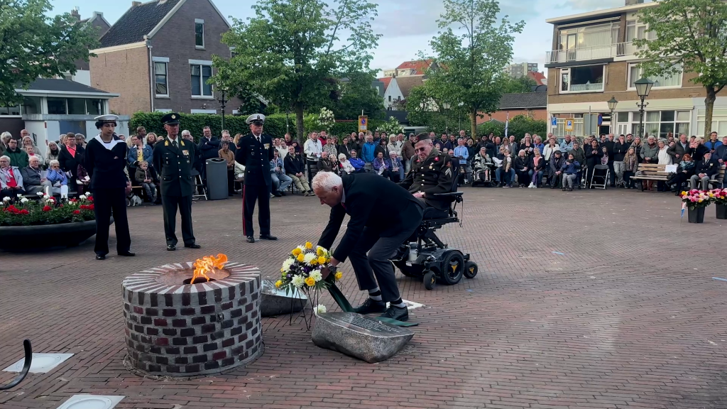 Nationale Dodenherdenking in IJsselmonde: ‘Dit moeten we nog 100 jaar doen’