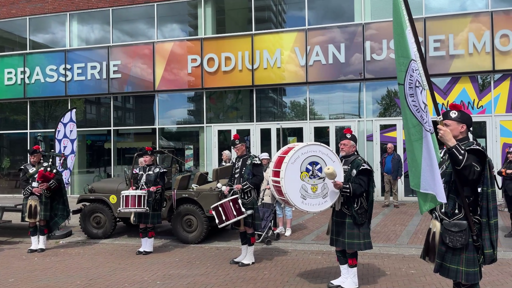 Adriaan viert Bevrijdingsdag in IJsselmonde met muziek en verhalen over oorlog