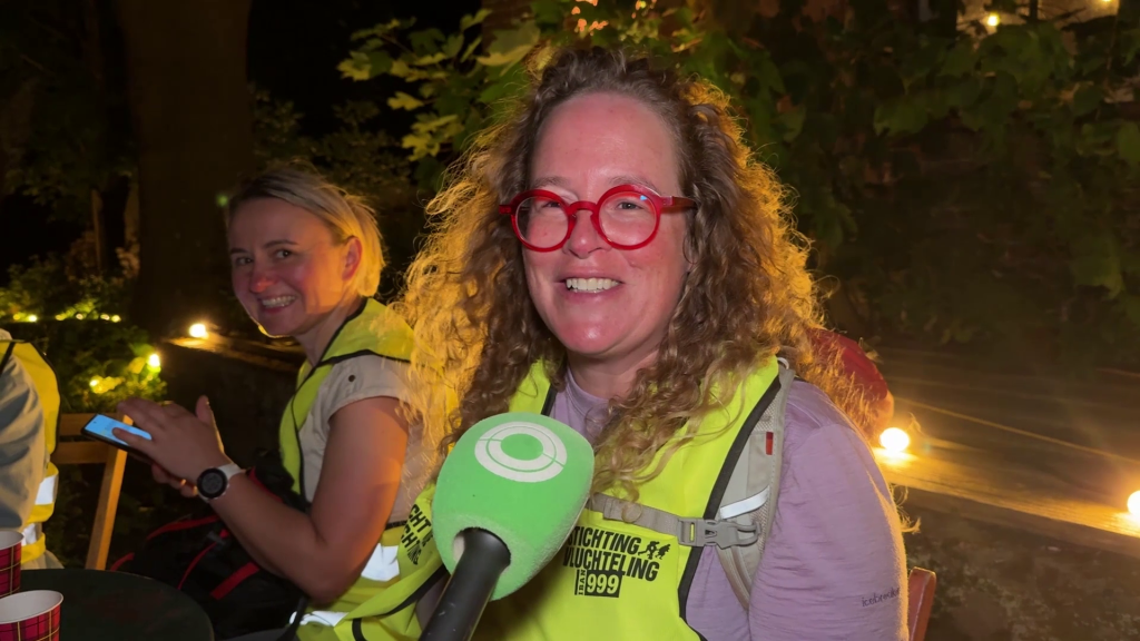 Mensen lopen dwars door Rotterdam naar Den Haag tijdens de Nacht van de Vluchteling