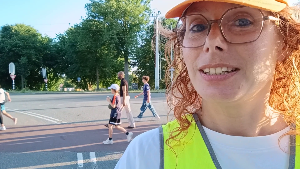 OPEN Vlogger Viola regelt verkeer bij Avondvierdaagse Delfshaven: ‘Safety first!’