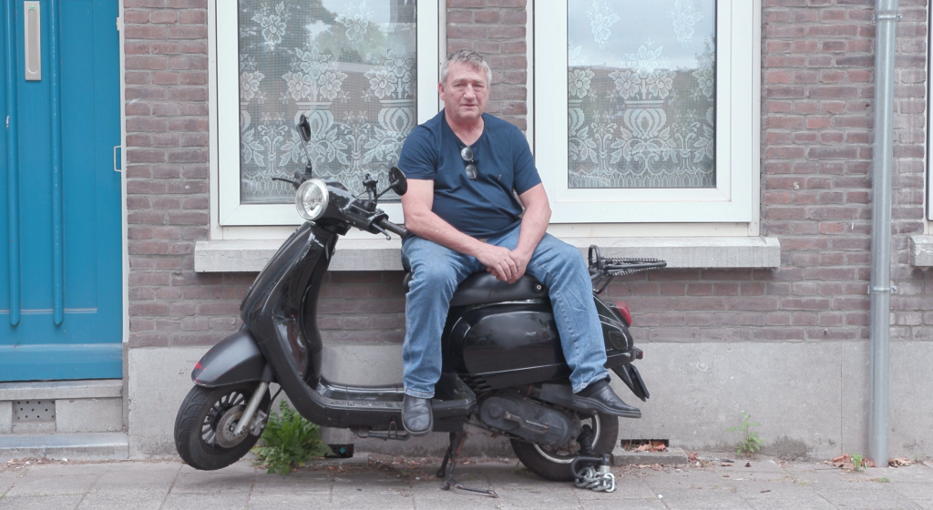 Geen parkeerplek voor brommobiel: Peter (62) moest maandlang op camping in Oostvoorne wonen