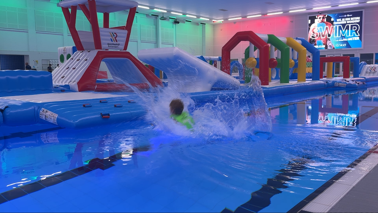 Zomerse uitdaging: Wipe-Out Waterpark drijft in Zwemcentrum bij Zuidplein