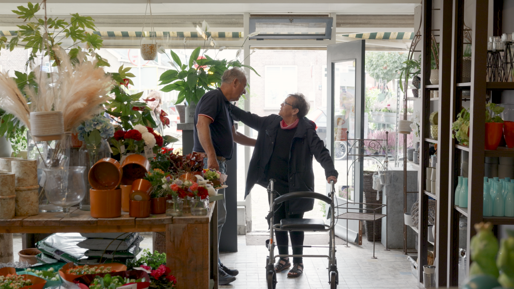 Koos Dorpmans houdt met medewerkers Pernis al 45 jaar in bloei met zijn bloemenwinkel