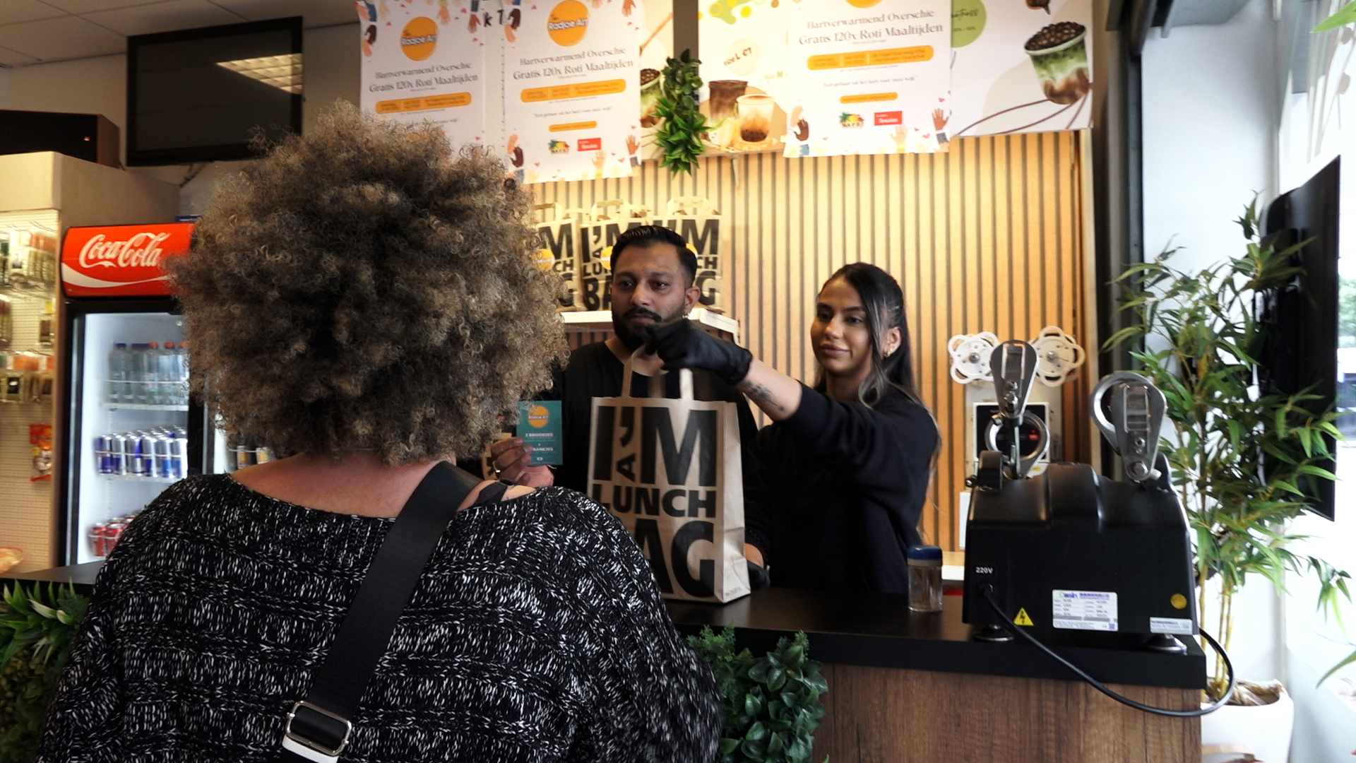 Echtpaar viert 10 maanden Surinaamse toko in Overschie met gratis maaltijden voor de buurt