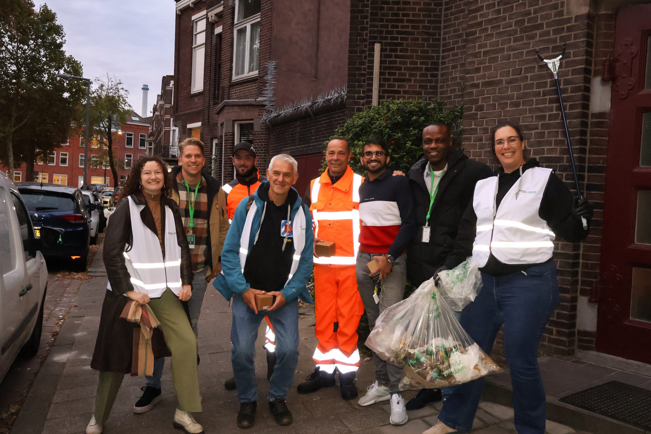 Afval Karavaan trekt door Oud-Charlois: wijk pakt troep samen aan
