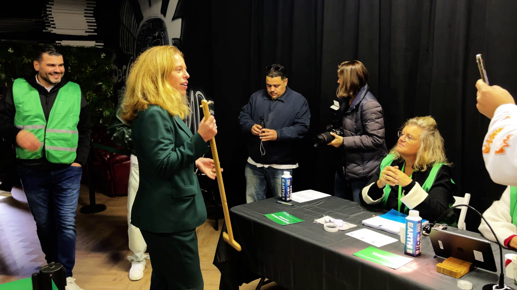 Burgemeester Schouten stampt stembiljetten aan in Carnisse