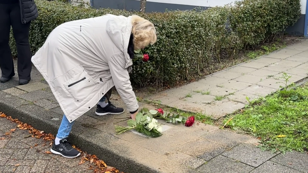 Eerste gedenkmonument joodse bewoners in Overschie gelegd: ‘Maar liefst 62 nodig’
