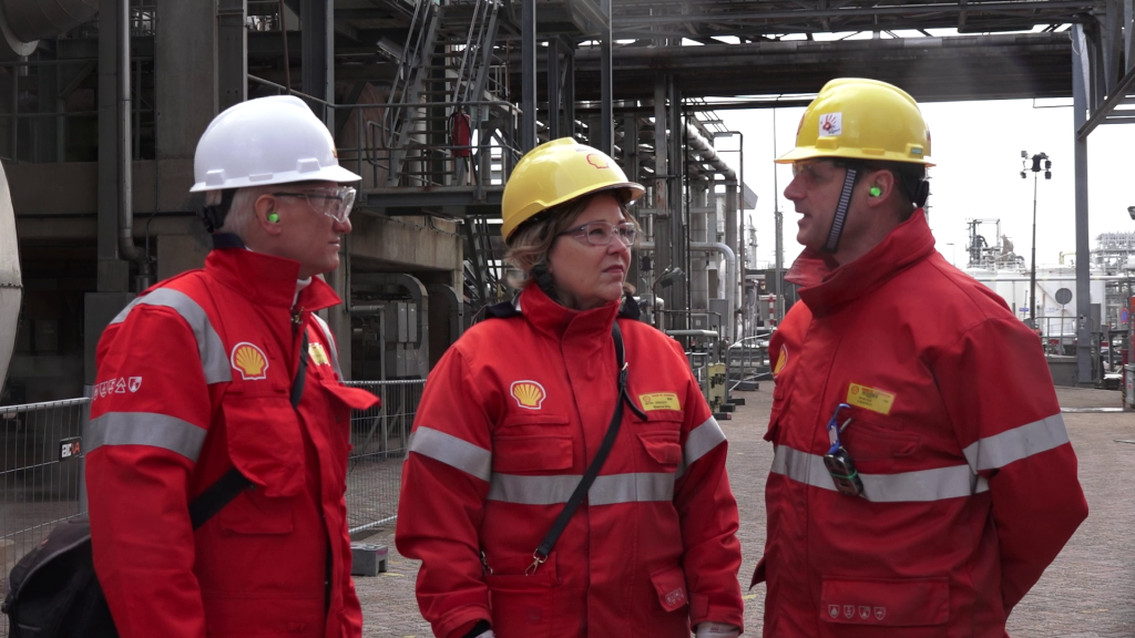 Shell Pernis stilgelegd voor enorme onderhoudsklus: ‘Hebben 2500 extra mensen nodig’
