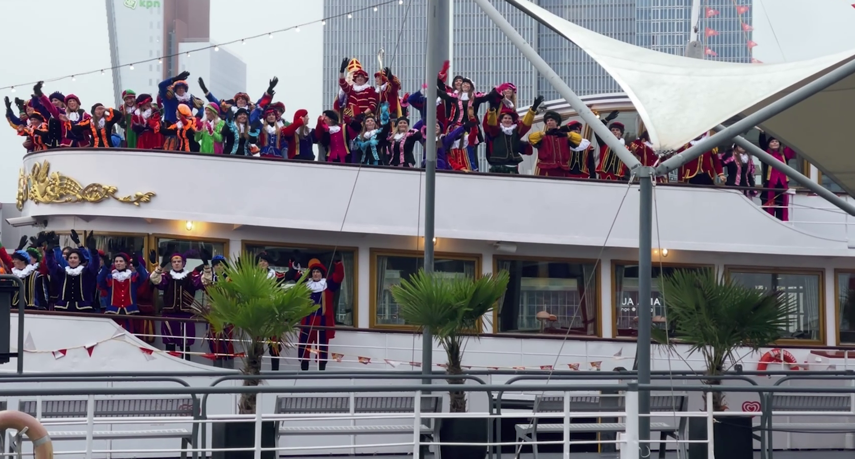 Studenten leiden Sinterklaasintocht in goede banen: ‘Elke vijf minuten moet iets geregeld worden’