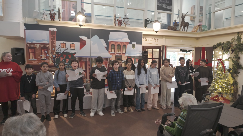 Leerlingen uit Overschie zingen kerstliedjes voor ouderen: ‘Ontroerend. Echt.’