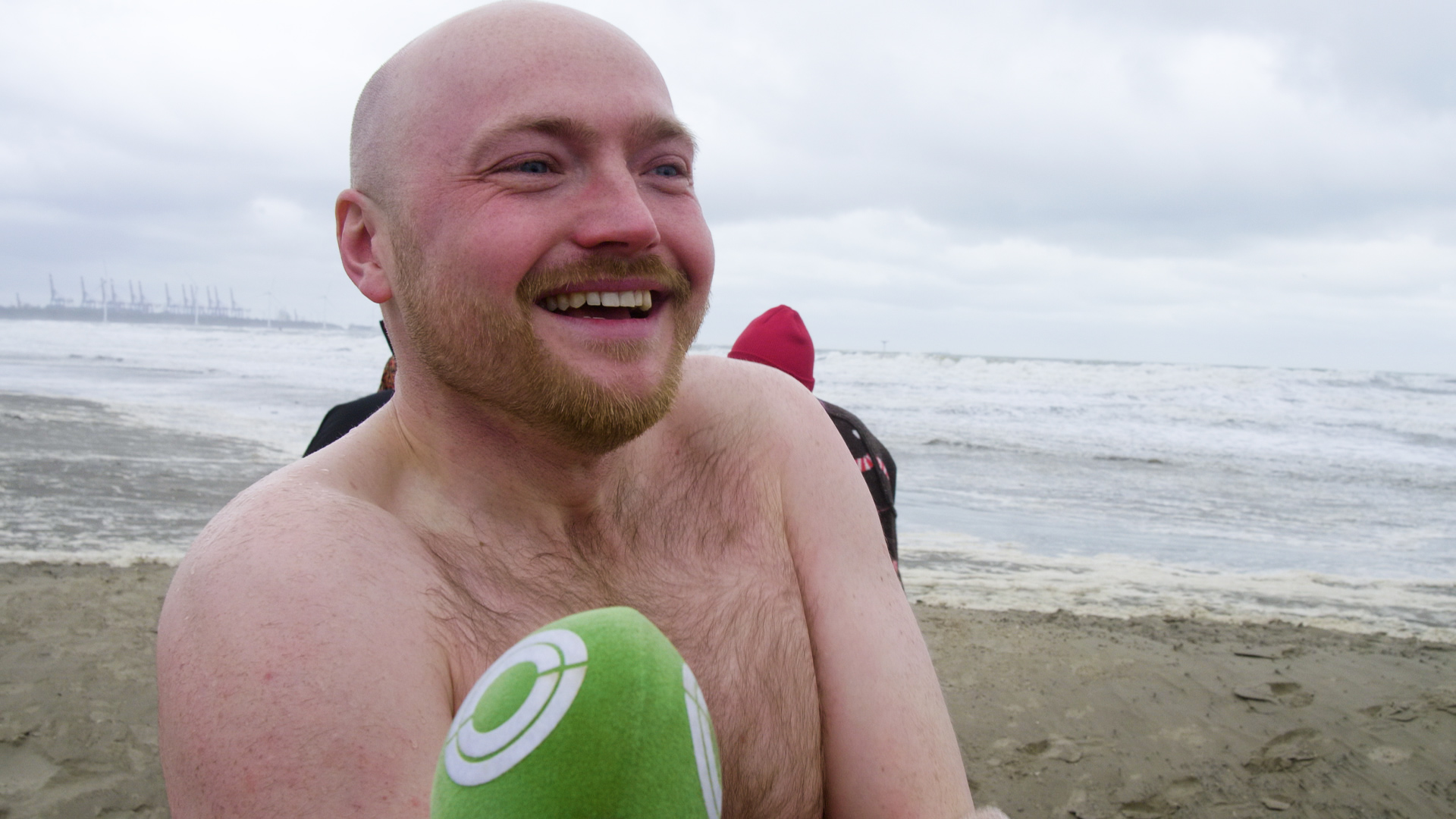 Geen officiële nieuwjaarsduiken, toch druk op Hoek van Holland door fanatieke plonsers