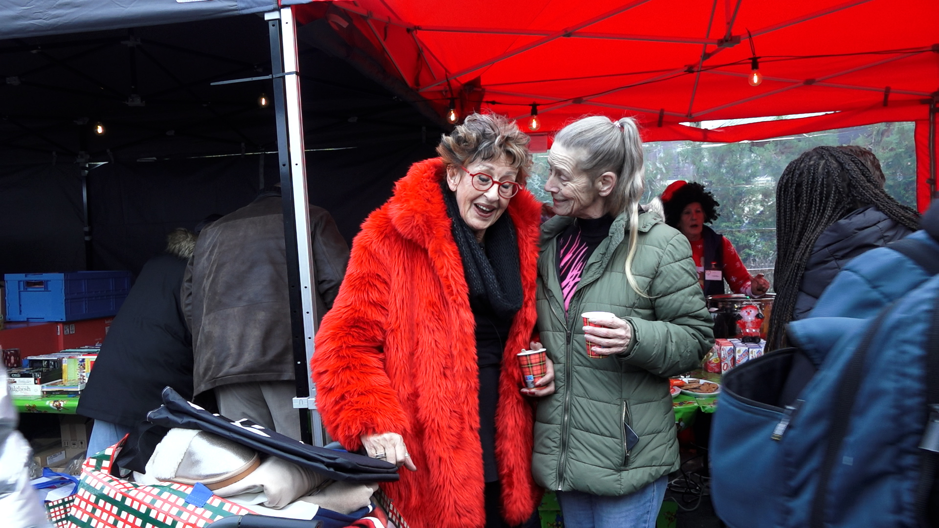Annette (75) helpt 238 gezinnen in armoede, maar wat als zij ermee stopt?