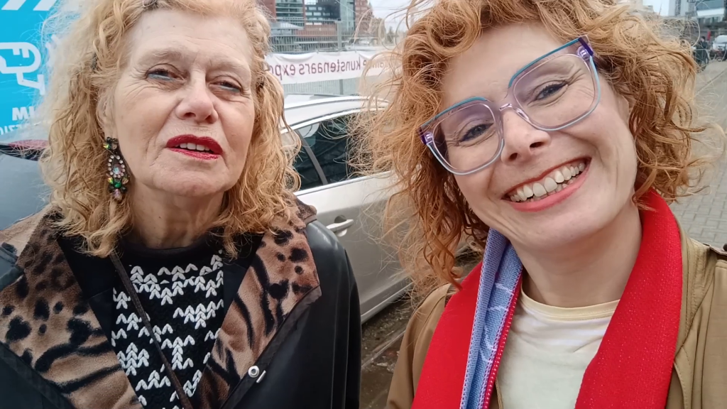 Vlogger Viola geniet van dagje kunst met moeder en hond Barry