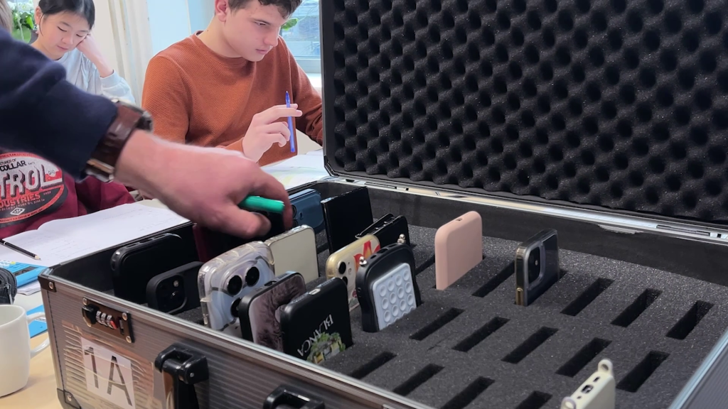 Telefoonverbod op Erasmiaans Gymnasium: ‘Nu praten we gewoon met elkaar’