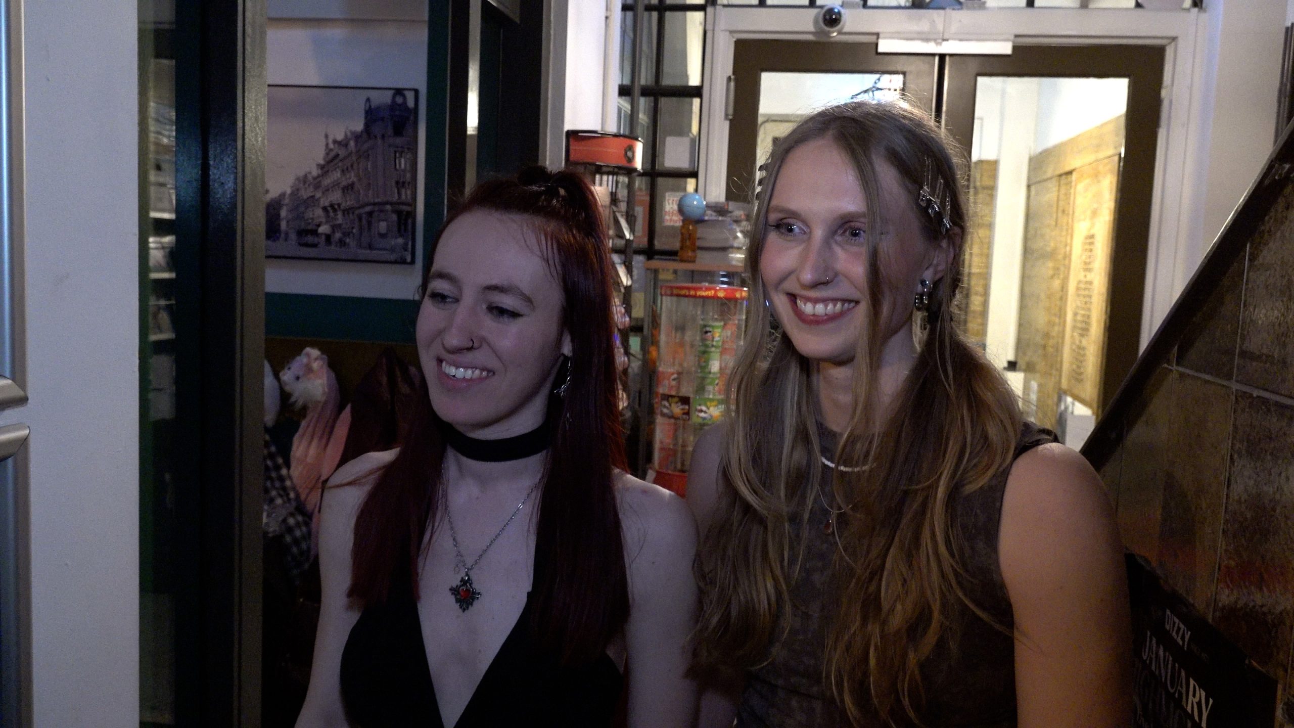 Vrouwelijke rockband After Echoes blaast Hostel Room omver