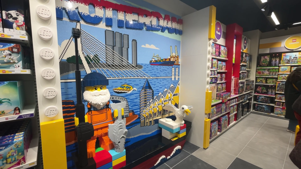 Eerste LEGO winkel in Rotterdam opent haar deuren: ‘Leuke grapjes verstopt in winkel’