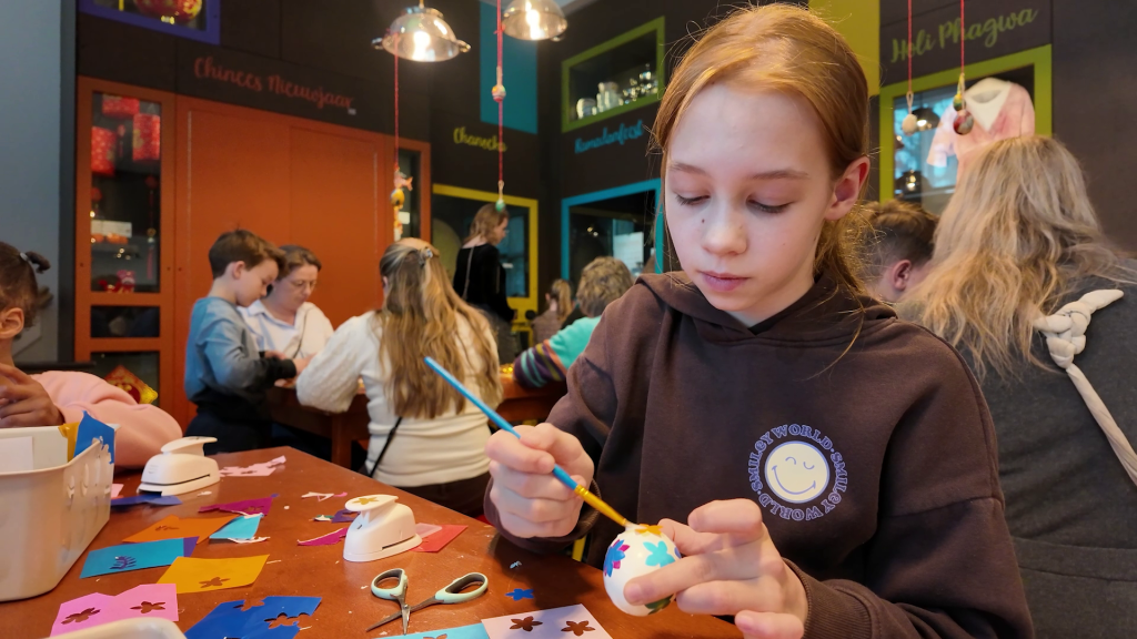Kinderen ontdekken Poolse paastradities tijdens creatieve middag bij Wereldmuseum Rotterdam