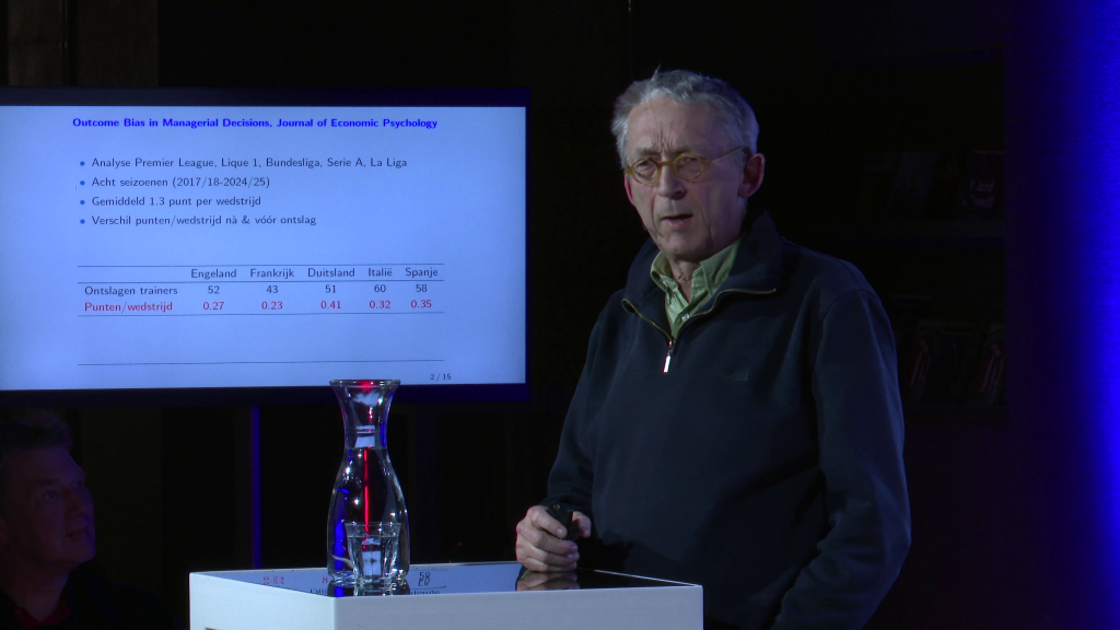 Wanneer moet een voetbalclub een trainer ontslaan? Econoom Jan van Ours duikt in de cijfers
