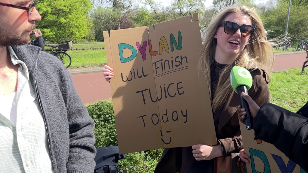 Bands, feestjes en supporters juichen hardlopers naar de finish van ‘de mooiste’